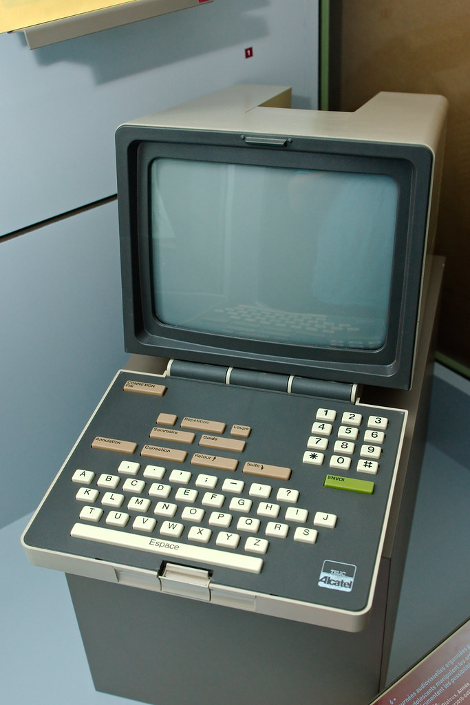 A Minitel device from 1990, consisting of a keyboard, number pad, command keys, and a screen.